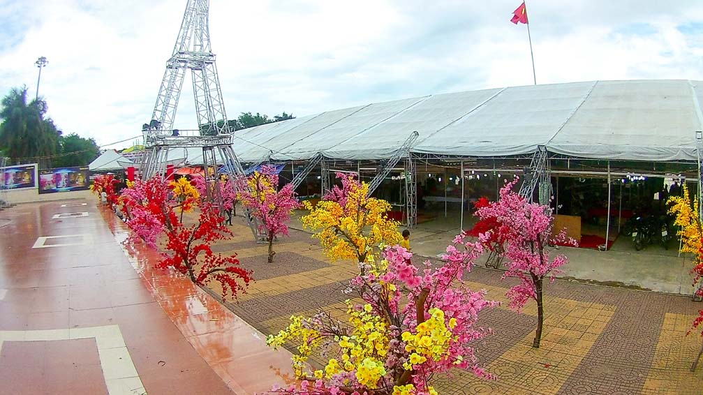 Hoa anh đào, tháp Eiffel, hội chợ Kon Tum 2019